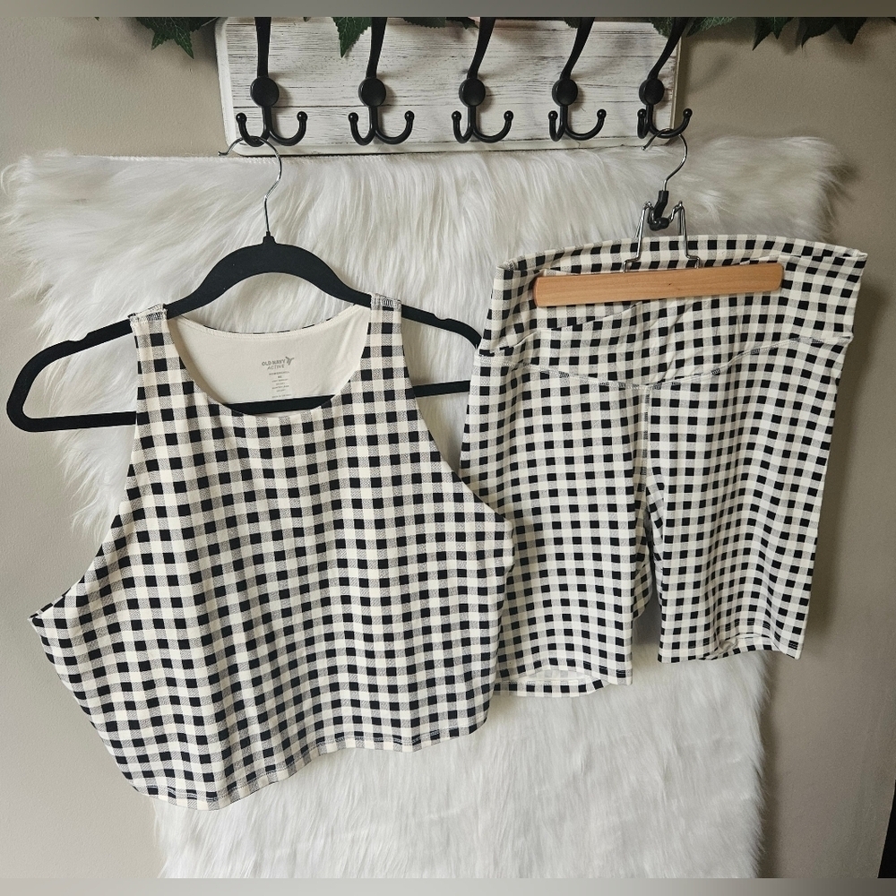 Old Navy Chic Plaid Cropped Top/Shorts Athletic Set - Picture 2 of 10